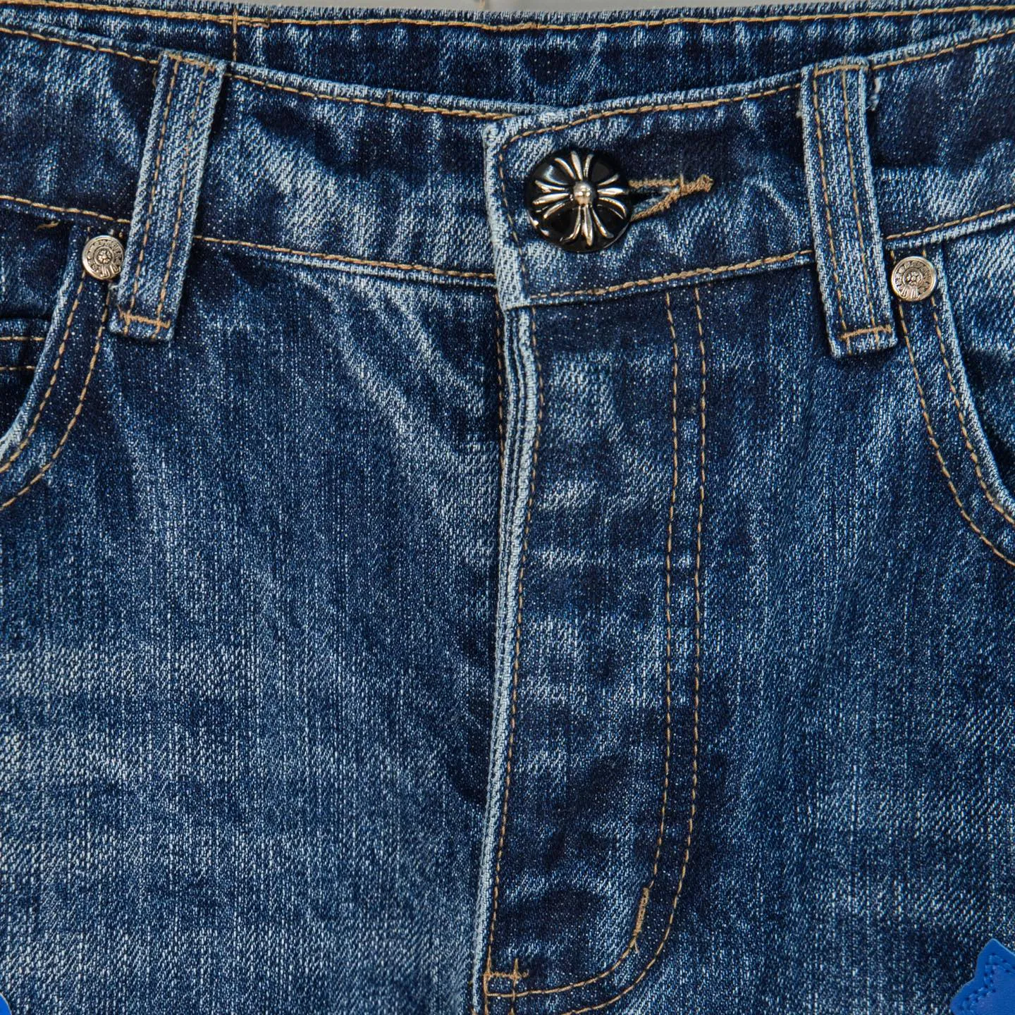 P260 Chrome Hearts Miami-limited blue pants, blue leather cross couple jeans, hot trend this season, sought after by countless celebrities and fashionistas. The neat details of the cutting process add color to the playful fashion! The neat and meticulous design, and the well-fitting structure is unique. The upper body not only has outstanding recognition, but also looks younger and younger. A style with the ultimate wearing meaning and performance, gorgeous color matching, and the craftsmanship of this style is also extremely extraordinary. After the finished product is washed, it is disassembled and hand-made with sheepskin cross leather and then spliced ​​together to complete. The whole piece has too many craftsmanship to describe. It is decorated with patchwork cross flowers and high-waisted washed jeans! ! Absolutely high-end luxury product, a god-level single product, a super popular product, made by top heavy industry, a magic weapon that cannot be missed to hit the streets. Style number: 1832 Size: 28 30 32 34 36 Color: blue